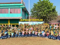 SMA Muhi Muntilan Berbagi Buket, Hadirkan Keceriaan di SLB Ma’arif Muntilan