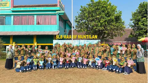 SMA Muhi Muntilan Berbagi Buket, Hadirkan Keceriaan di SLB Ma’arif Muntilan