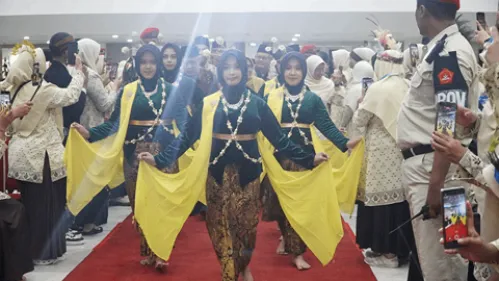 TIM SENI LASKAR BAMBU RUNCING SMA MUHAMMADIYAH 1 MUNTILAN TAMPIL DI PEMBUKAAN MUKTAMAR NASYIATUL AISYIYAH KE-15